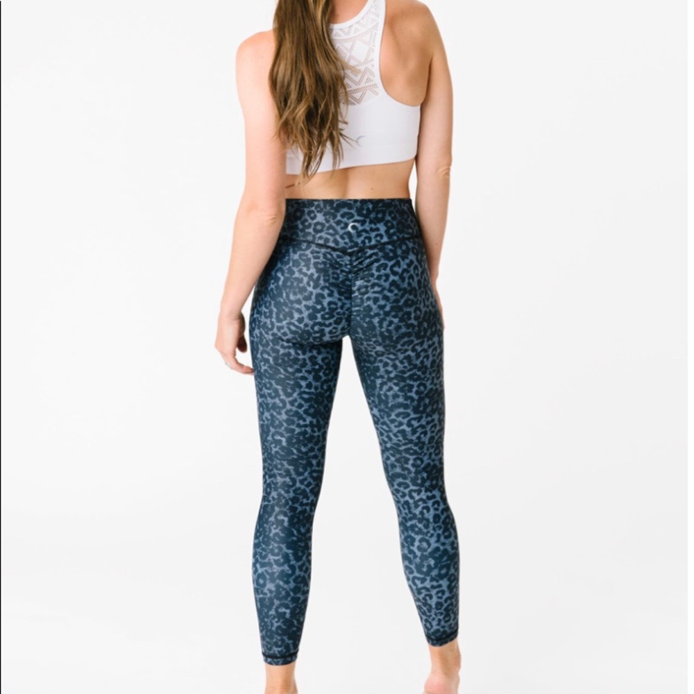 Activewear leopard print scrunchie legging
